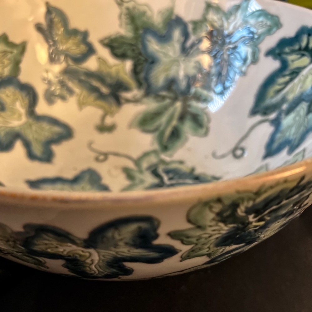 Asian Bowl with Bas-Relief Design of Ivy Leaves - Picture 6 of 12